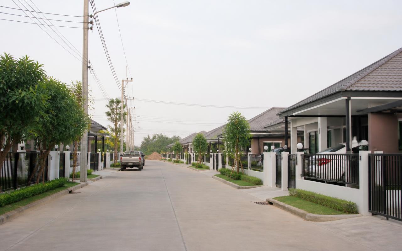 ถนนในหมู่บ้านจัดสรรชั้นเดียวย่านบ้านทุ่ม ฝั่งตะวันตกของเมืองขอนแก่น